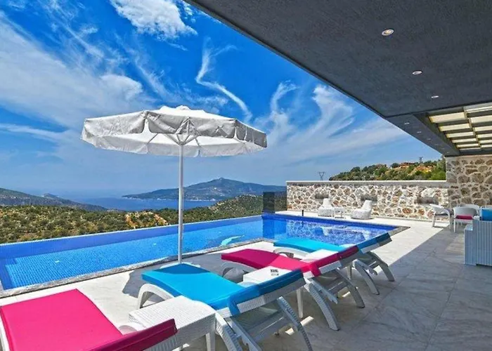 3 Bedroom Luxury With Seaviews Villa *