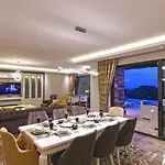 3 Bedroom Luxury With Seaviews Villa *