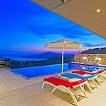 3 Bedroom Luxury With Seaviews *