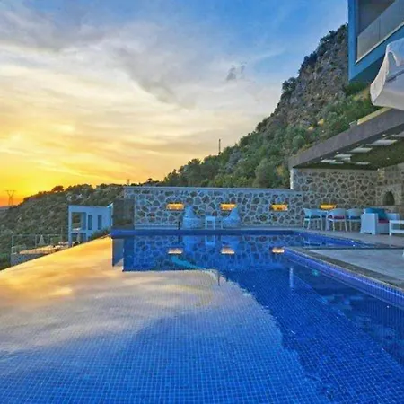 3 Bedroom Luxury With Seaviews Villa *